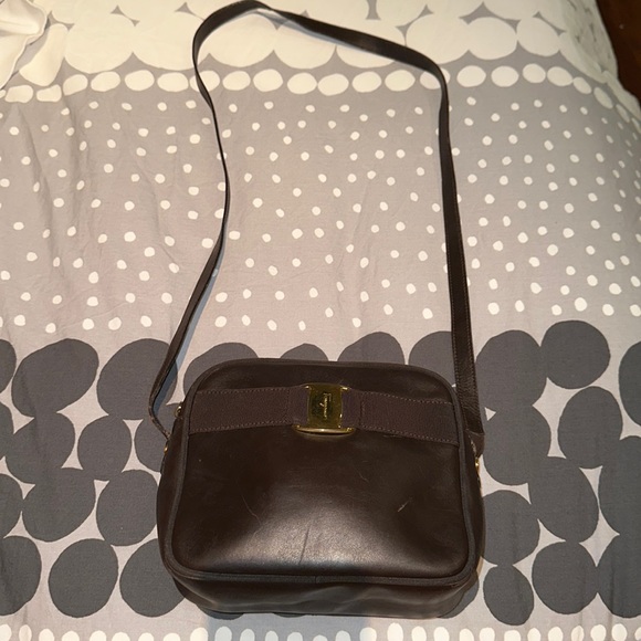 CHOCOLATE BROWN FERRAGAMO VARA CAMERA BAG - Picture 5 of 8